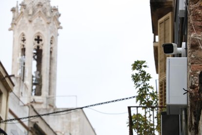 Una cámara de videovigilancia instalada en la calle de la Cort de Valls, con el campanario de Sant Joan al fondo.