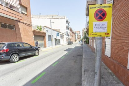 Imatge del carrer Robert Aguiló del barri del Miracle amb la zona verda d'estacionament pintada.