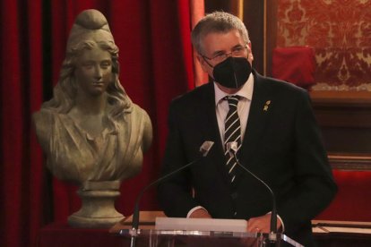 El alcalde de Tarragona, Pau Ricomà, con el busto de la representación de la Segunda República, durante el acto institucional.