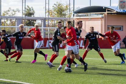 Un instant del partit que es va disputar ahir al Municipal de la Pobla de Mafumet .