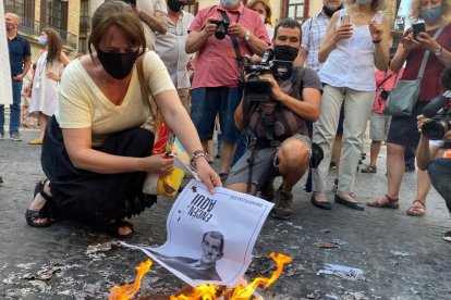 La presidenta de l'ANC crema una foto del rei Felip VI en un acte contrari a la Monarquia a Barcelona el 15 de juny del 2021.