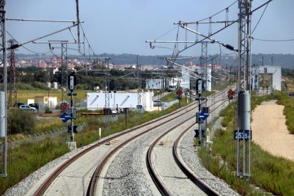 L'intercanviador d'ample ferroviari de la Boella, al Tarragonès, dins el projecte del corredor mediterrani, vist des de la cabina d'un tren.