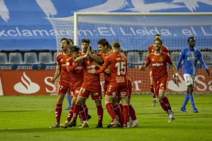 Joan Oriol demana perdó després de marcar un dels dos gols.