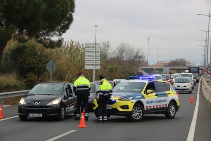 Pla general d'un control dels Mossos d'Esquadra a la T-11, a l'entrada de Tarragona.