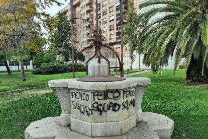 Imatge d'una de les últimes pintades al patrimoni, al pou situat al Parc de la Ciutat de Tarragona.