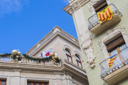 Les quatre banderes, juntes, al cantó superior de l'Ajuntament.