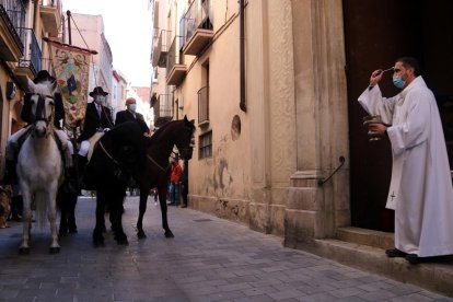 El mossèn Àguila beneint els tres cavalls davant de l'església