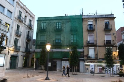 Una imatge d'arxiu d'un edifici en obres a la plaça Catalunya.