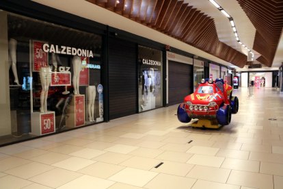 Els establiments tancats del centre comercial del Parc Central de Tarragona.