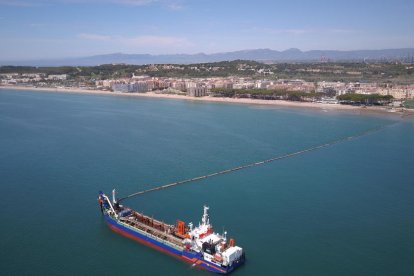 La draga cogerá los sedimentos de la zona autorizada y los transportará hasta la cañería instalada delante de la costa.