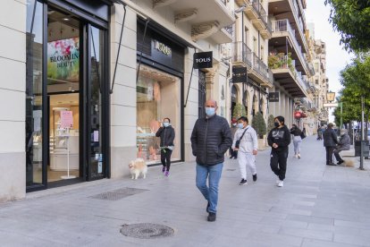 Vianants passejant per la Rambla Nova de Tarragona durant la tarda d'ahir.