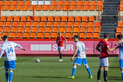 Francesc Fullana, dispuesto a ejecutar una falta durante el Nàstic-Prat.