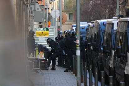 Els Mossos d'Esquadra retiren un activista que s'ha concentrat al bloc Gayarre per intentar impedir el desnonament de 4 famílies.