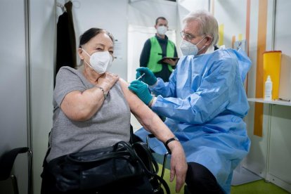 Una mujer recibiendo la vacuna.