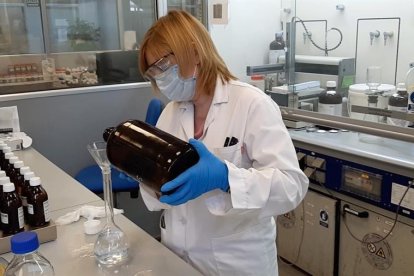 Débora Sorolla, investigadora de la Fundación AQUAE, trabaja en el laboratorio donde se realiza una investigación.