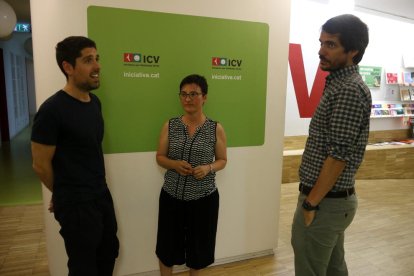 Els co-cordinadors nacionals d'ICV, David Cid i Marta Ribas, i el portaveu Ernest Urtasun conversen a la seu d'ICV.