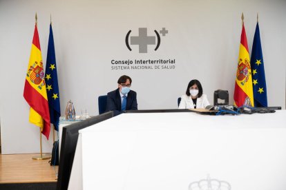 El ministro de Sanidad, Salvador Illa, y de la ministra de Política Territorial, Carolina Darias, en la reunión telemática del Consejo Interterritorial de Salud.