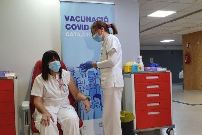 El domingo los sanitarios del Hospital de Amposta recibieron la vacuna de Moderna.