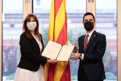 La presidenta del Parlament, Laura Borràs, recibe de manos del expresidente Roger Torrent la tradicional carta de Francesc Farreras, después de su proclamación