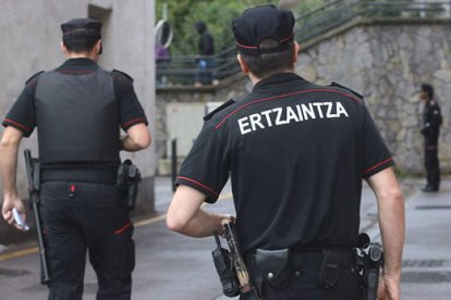 Dos agents de l'Ertzaintza.