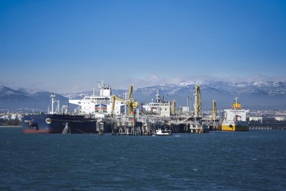 Imagen de varios barcos atracados en el pantalán de Repsol en el Port de Tarragona.