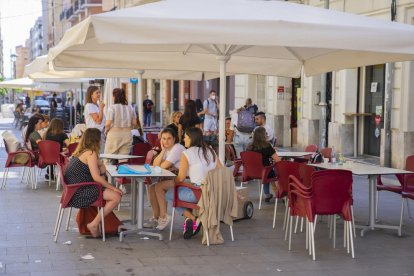 Terrasses del carrer Lleida, on s'han prohibit les actuacions musicals per no complir les normes.