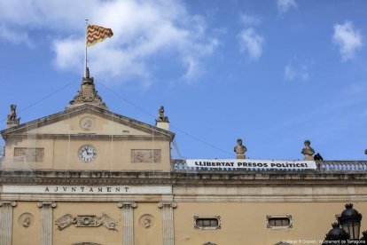 Imatge de la pancarta desplegada a la façana.