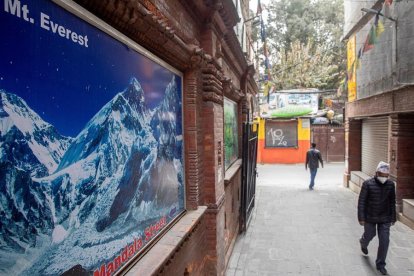 Un cartel del Everest en Thamel, a