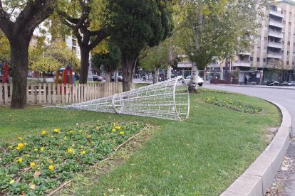 Una de ls víctimas el viento en estado uno de los árbol de Navidad de laplaça Imperial Tarraco de Tarragona.