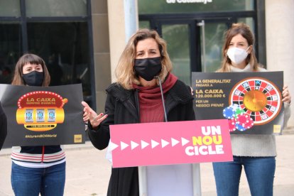 La cabeza de lista de la CUP por Tarragona, Laia Estrada, delante de la Oficina Antifraude de Cataluña.