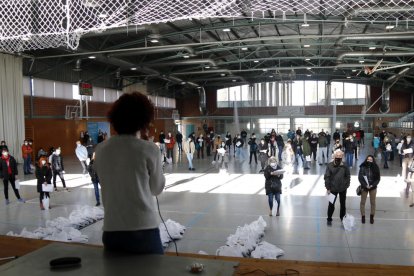 Los asistentes sanitarios y responsables sanitarios y administrativos recibiendo instrucciones sobre el 14-F al pabellón de Magraners de Lleida.