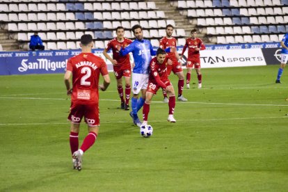 Francesc Fullana lucha una esférica durante el partido disputado el domingo en el Camp d'Esports.