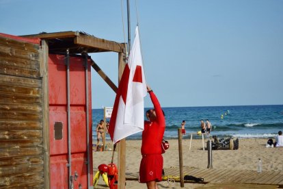 El personal de Creu Roja içant la bandera