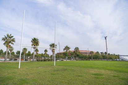 El césped que viste actualmente el campo de rugby no es apto para la práctica deportiva.