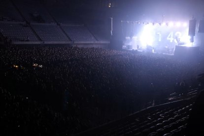 Pla general del concert de Love of Lesbian al Palau Sant Jordi.