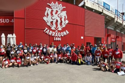 Les seccions del Nàstic participen en la carrera solidaria per recaptar fons per a la recerca del càncer infantil