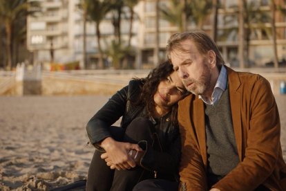 Una imagen del filme 'Nieva en Benidorm' con Timothy Spall y Sarita Choudhury.