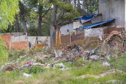 Restos de escombros y de poda entorno a la casa ocupada.