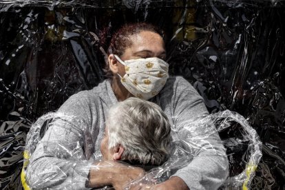 La fotografia 'The First Embrace', de Mads Nissen, premi World Press Photo de l'any 2021.