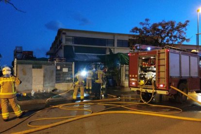 Els Bombers actuant per extingir l'incendi a la nau industrial de la Canonja.