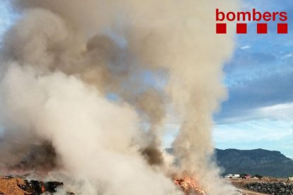 L'incendi està previst que continui en actiu durant aquest diumenge.