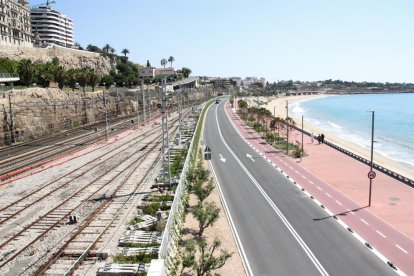 El primer tramo de pantallas empieza en mitad de la playa de Miracle hasta el Fortín de Sant Jordi.