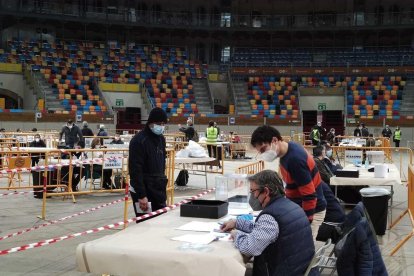 Inici de les votacions a les meses electorals ubicades a la TAP de Tarragona.