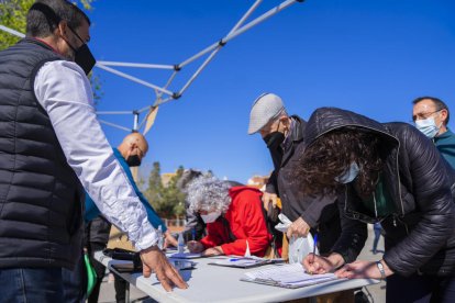 Imatge de la recollida de signatures que es va dur a terme ahir al mercadet de Bonavista.