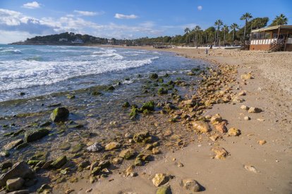 Aspecte de la platja de l'Arrabassada, on han quedat descobertes centenars de pedres quan el mar ha retrocedit després del temporal.