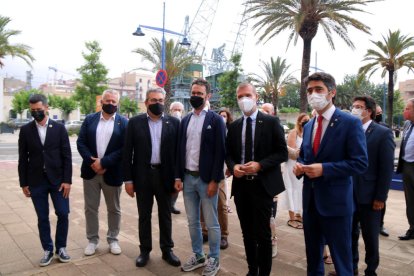 El vicepresident del Govern, Jordi Puigneró; del president del Port de Tarragona, Josep Maria Cruset, i d'altres autoritats en la reunió amb empresaris de Tarragona.