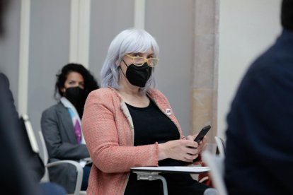 La diputada de la CUP-NCG Dolors Sabater sentada en el auditorio del Parlament durante el pleno de investidura del 30 de marzo.