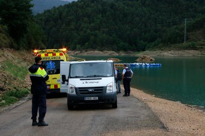 Els cossos d'emergència i els serveis funeraris al pantà de la Llosa del Cavall.