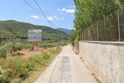 Els Mossos van esperar els vehicles que sortien de la casa al Camí de l'Ermita.