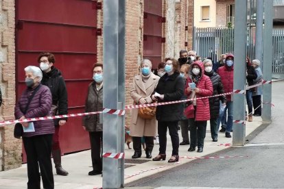 Imatge de les cues formades a l'exterior de la Tàrraco Arena Plaça